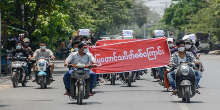 မႏၲေလးၿမိဳ႕ က စစ္အာဏာ ရွင္ဆန႔္ က်င္ေရး ရဟန္းရွင္လူ ေက်ာင္းသား ျပည္သူ လႈပ္ရွားမႈ ။ ။ photos