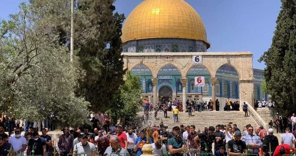 Thousands of Palestinians perform Friday prayer at Aqsa despite Israeli restrictions