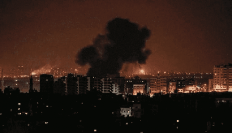 تصعيد خطير في غزة ..الاحتلال يقصف القطاع جواً وبراً والمقاومة تدك المستوطنات بالصواريخ