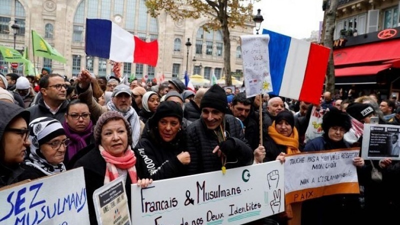 Протест против решения сената Франции в отношении мусульманских девочек