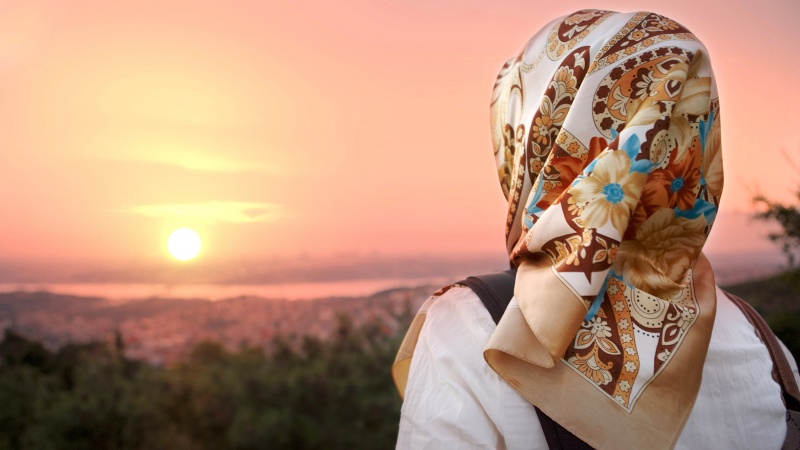     Muslimanka ne može slijediti modne stilove koji se ne uklapaju u pravila hidžaba