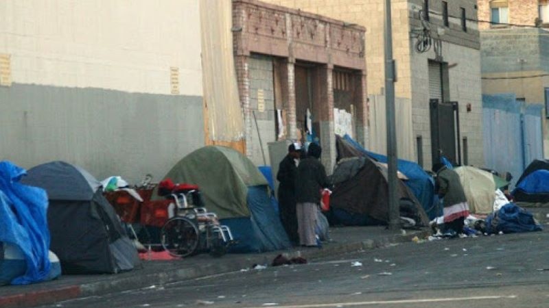 米裁判所が、ロス一部地域のホームレス全員の居住先確保を市と郡に命令