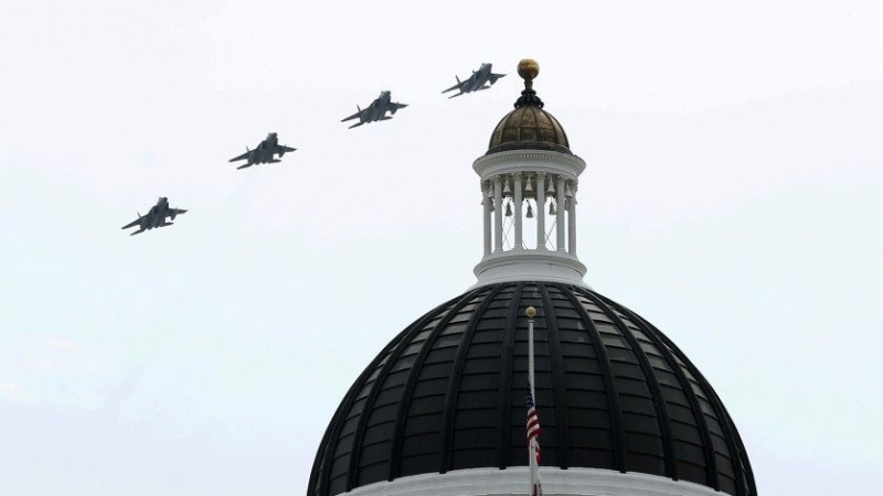 米が、加州のコロナ関連制限措置への抗議者弾圧に対するF15戦闘機使用を計画