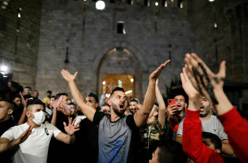 الفلسطينيون يرغمون الاحتلال الاسرائيلي على إزالة الحواجز في القدس
