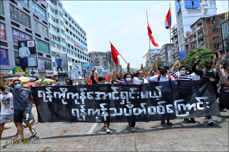 ရန္ကုန္တြင္ စစ္အာဏာရွင္ ကို ေတာ္လွန္ေနသည့္ လူငယ္မ်ား အင္အားအျပည့္ျဖင့္ျပန္ထြက္လာ