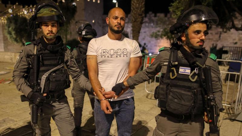 عبادت کے لیے جمع فلسطینی نوجوانوں پر صہیونی فوجیوں کا تشدد