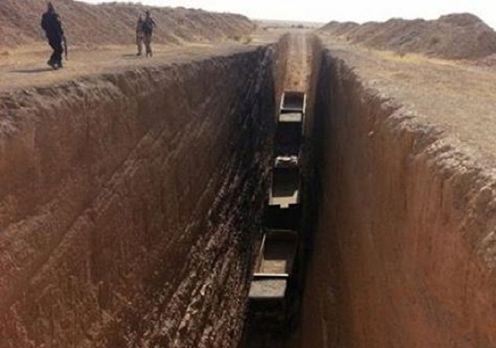 الجيش العراقي يحفر خندقا بعرض وعمق 3 أمتار على الحدود مع سوريا