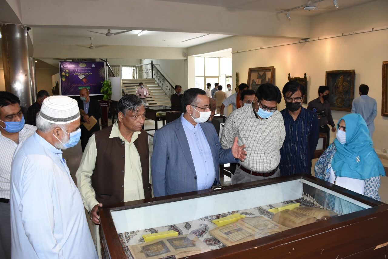 پاکستان؛ ایرانی کونصل خانے کے زیر اہتمام قرآن کریم کے قدیمی نسخوں کی نمائش