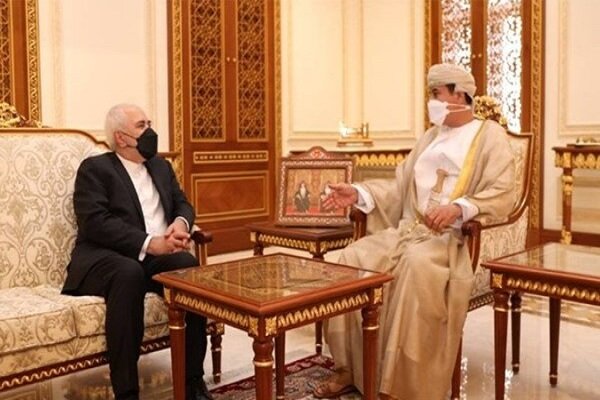 ظريف يعرب أثناء لقائه وزير المكتب السلطاني العماني عن ارتياحه للتعاون بين البلدين في مختلف المجالات