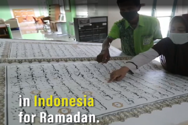 Record-breaking giant Quran draws Ramadan crowds in Jakarta, Indonesia