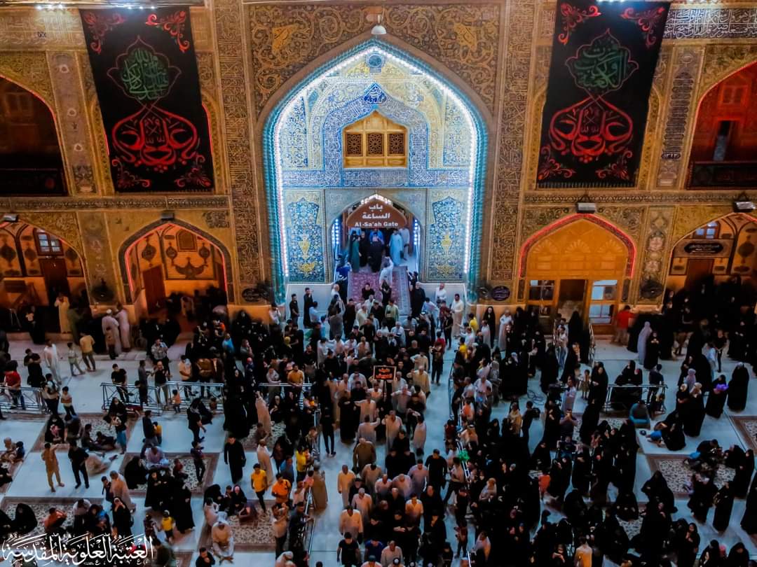 À l'occasion de l'anniversaire du martyre de l'Imam Ali, son sanctuaire sacré recouvert de drapeaux noirs