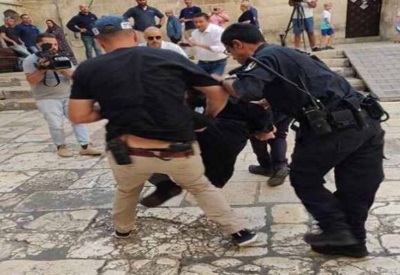 الأمن الإسرائيلي يعتدي على مصلين مسيحيين قرب كنيسة القيامة بالقدس