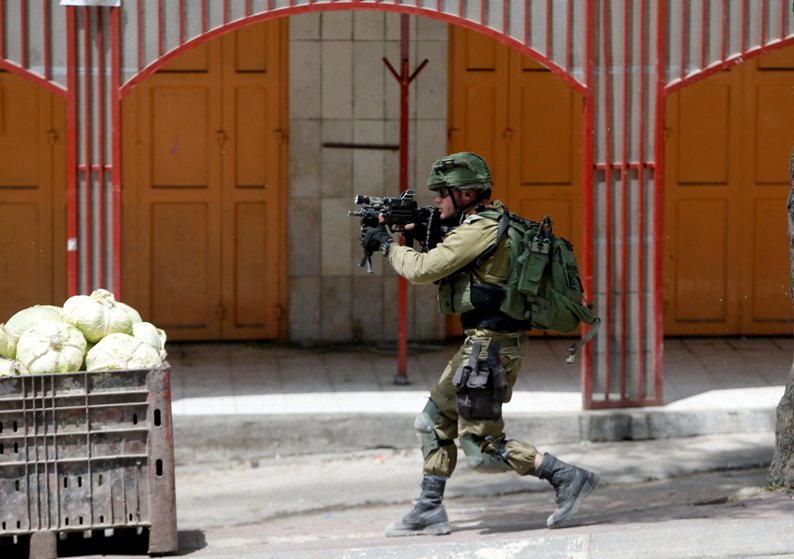 الاحتلال الاسرائيلي يطلق النار على فلسطينية بزعم محاولتها تنفيذ عملية طعن قرب الخليل
