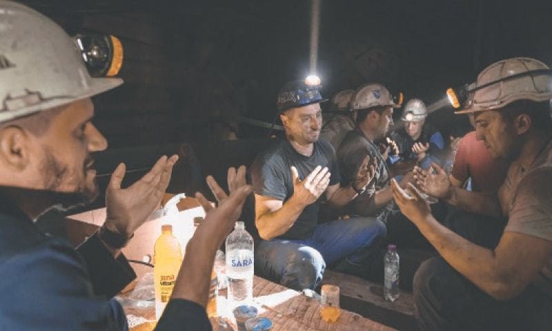 Muslim miners in Bosnia break fast underground