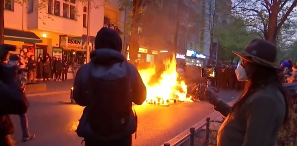 独ベルリンでデモ隊が警官隊と衝突　３５０人以上拘束・警官９３人負傷　