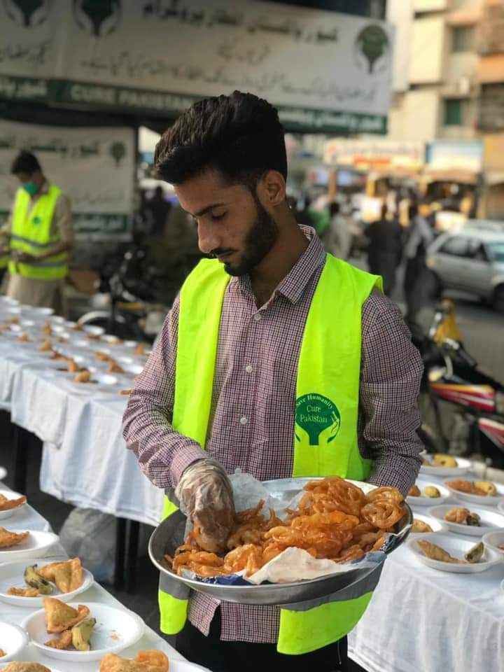 Photos: Cure Pakistan Welfare Continues to serve road side iftar on 19th Ramazan for Citizens of Karachi 