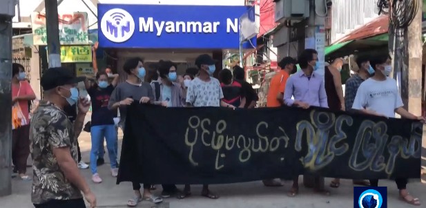 Anti-Putsch-Demonstranten versammeln sich in Myanmar inmitten von Berichten über scharfes Vorgehen