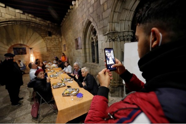 Spain: Catholic Church in Barcelona Opens to Ramadan Diners "we are all the same"