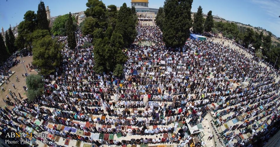 70,000 Muslim worshipers perform last Friday prayer of Ramadan at Al-Aqsa