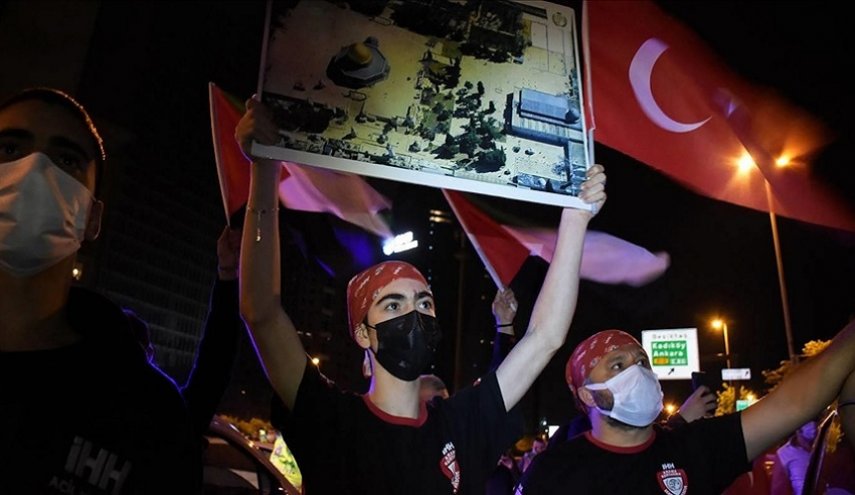 أتراك محتجون أمام قنصلية الكيان الصهيوني: يارب أرنا فيها هذا اليوم!