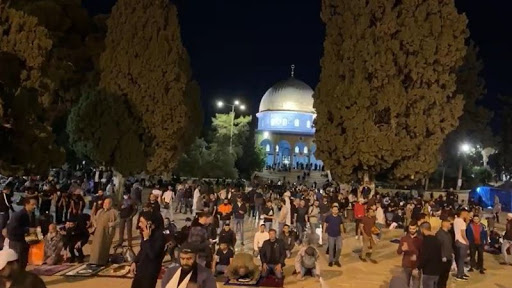بعد ليلة ساخنة ..المقدسيون يدخلون الأقصى فجراً للصلاة بالتهليل والتكبير