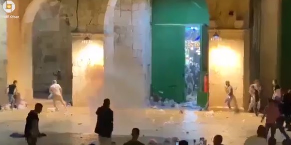 Israelische Soldaten greifen palästinensische Betende auf dem Gelände der Al-Aqsa-Moschee an