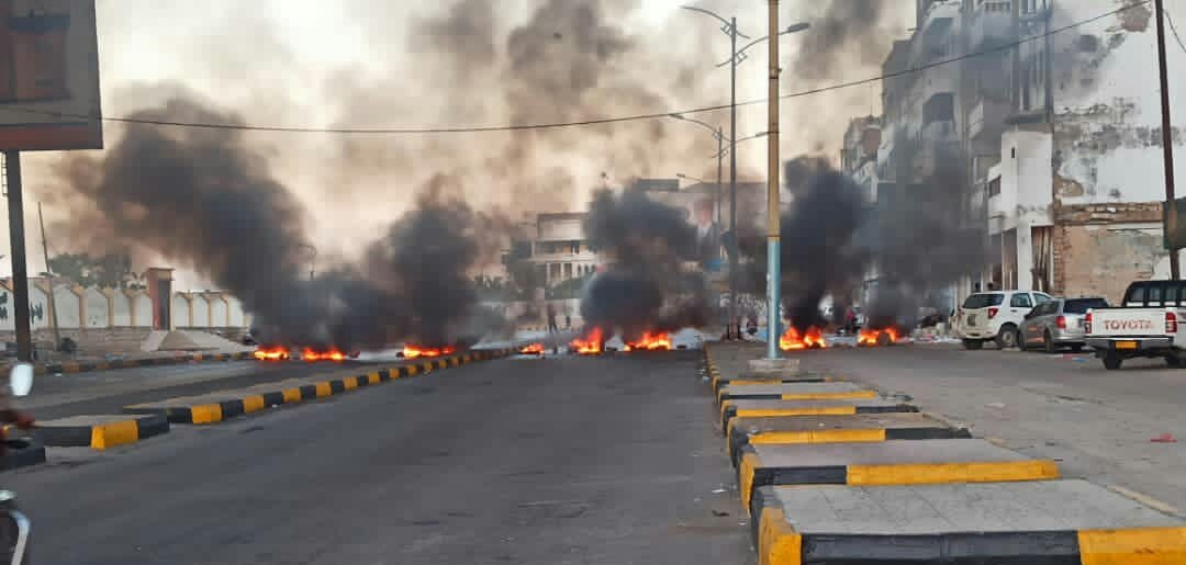 احتجاجات واسعة في المكلا تنديدا بتردي الأوضاع المعيشية بسبب العدوان السعودي