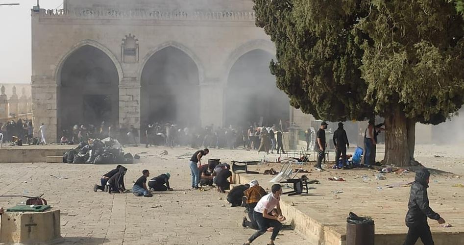 Zionist forces arrest wounded Palestinian citizens, prevent evacuation of hundreds in al-Aqsa Mosque 