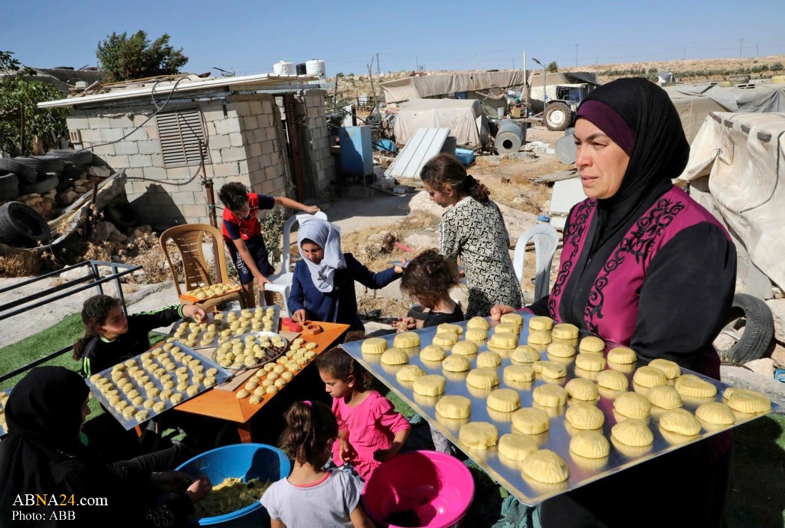 Photos: Palestinian women prepare cakes before Eid Al-Fitr in Sosia village, Al-Khalil