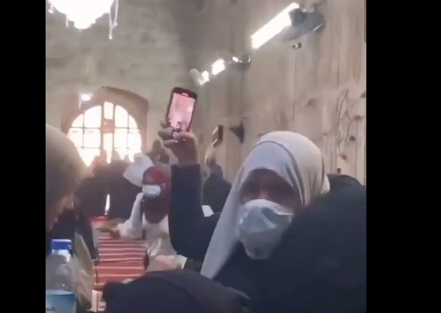 Video: Israeli enemy throwing grenades among crowd of Palestinian women in Aqsa mosque 