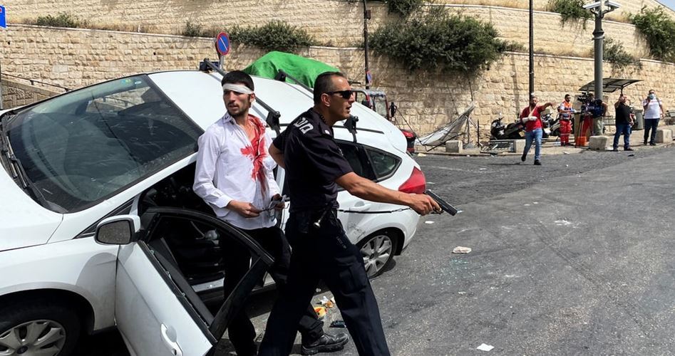 Video: Extremist Jewish settler attempts to run over Palestinian worshipers near Aqsa Mosque