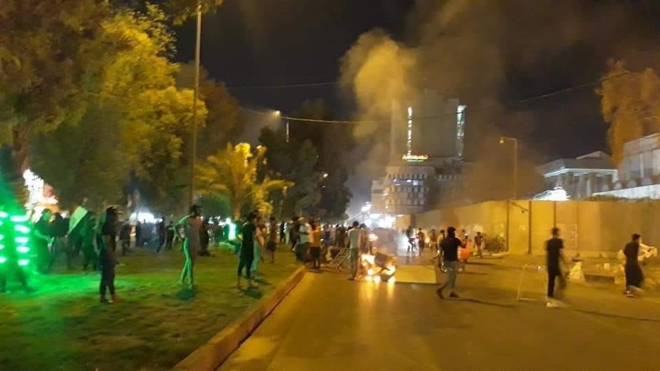 غوغائيون يحرقون الإطارات أمام القنصلية الإيرانية في كربلاء المقدسة