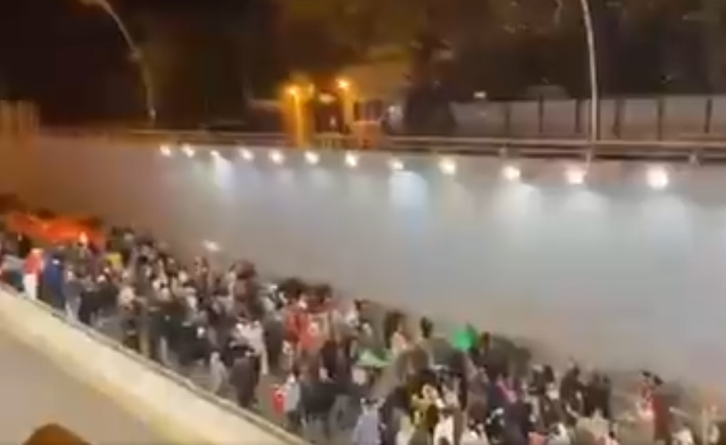 آلاف الأتراك خارج القنصلية الإسرائيلية: تسقط "إسرائيل"