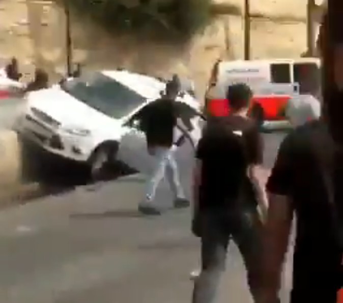 Siyonist yerleşimci, arabasını Filsitinlilerin üzerine sürdü!