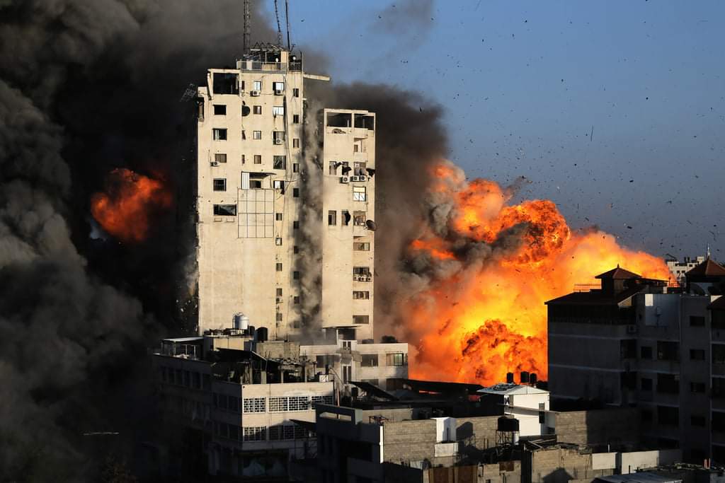 Video: The moments when Israeli enemy warplanes bombed the Al-Shorouk tower in Gaza