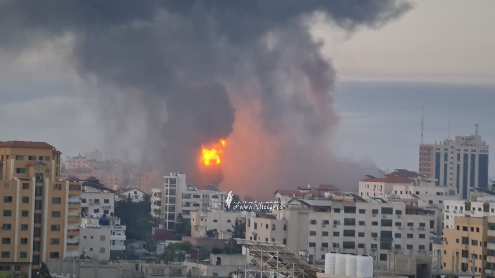 “Video del ataque y derrumbe israelí contra un edificio palestino de Gaza”
