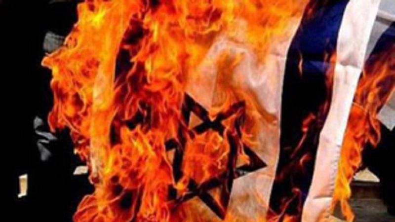 オーストラリアで、パレスチナ人への犯罪に抗議しイスラエル旗を焼却