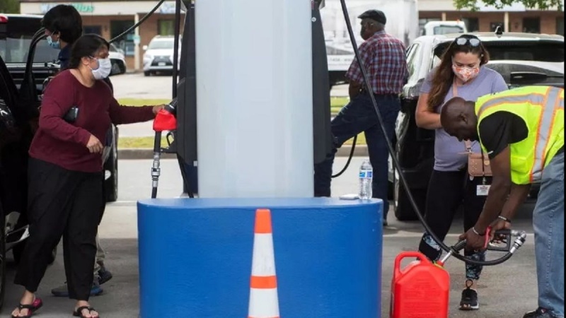 アメリカで、燃料不足により市民がガソリンスタンドに殺到