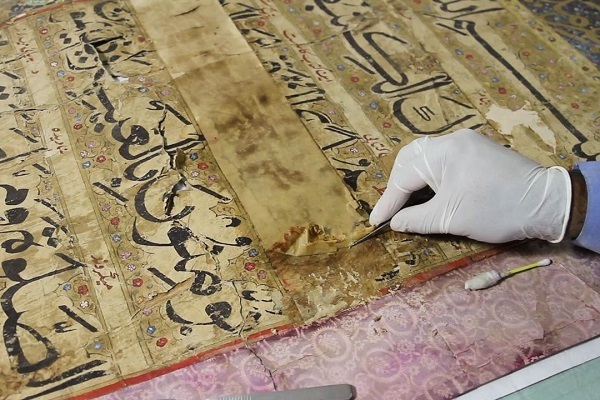 ترمیم أکبر مصحف مخطوط في الهند