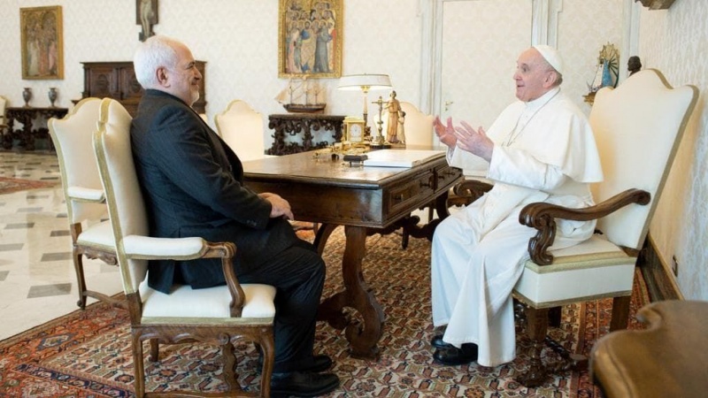 Zarif trifft Papst Franziskus
