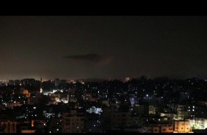 イスラエル軍戦闘機60機がガザ地区を攻撃