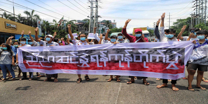  ရန္ကုန္ က လူငယ္မ်ား စစ္ အာဏာရွင္ ဆန႔္က်င္ေရး သပိတ္ေမွာက္ ။ ။ photos 