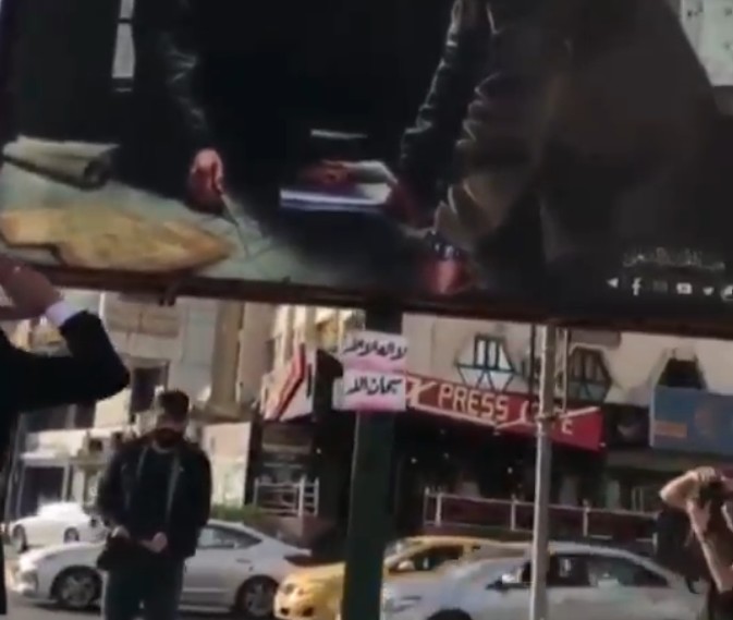 Irak'lı çiftin, Direniş şehitleri anısına saygı duruşu