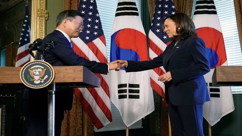 Kitendo cha Makamu wa Rais wa Marekani mkabala wa Rais wa Korea Kusini chazua gumzo katika mitandao ya kijamii