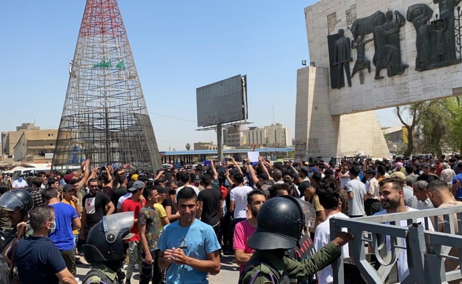 المتظاهرون يتوجهون لوسط ساحة التحرير في بغداد