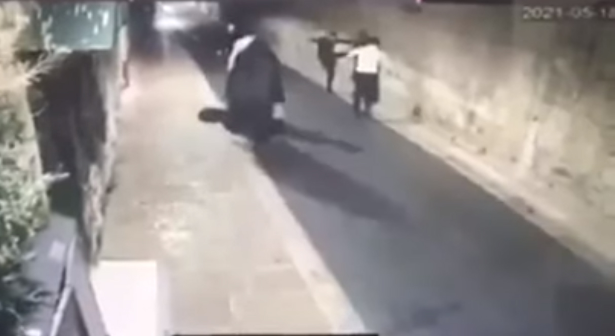 مستوطنون إسرائيليون يعتدون على رجال دين مسيحيين قرب كنيسة القيامة