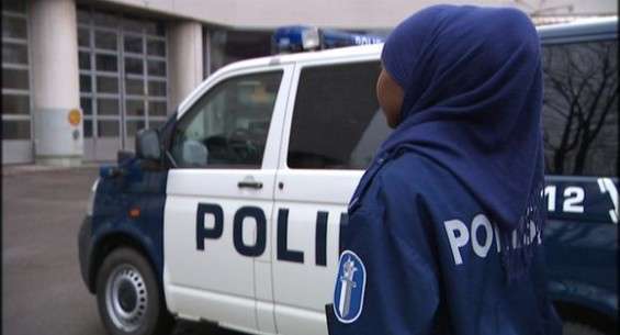 Finlandiyada hicablı polis xanımlardan istifadə olunur