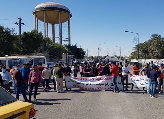 محتجون يغلقون "جسر النصر" وسط الناصرية