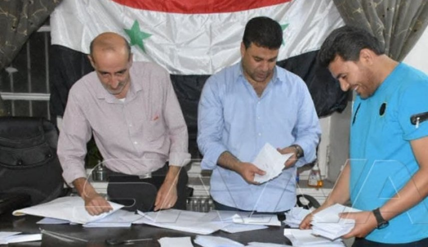 تواصل عملية فرز الأصوات بعد إغلاق مراكز الاقتراع في سوريا