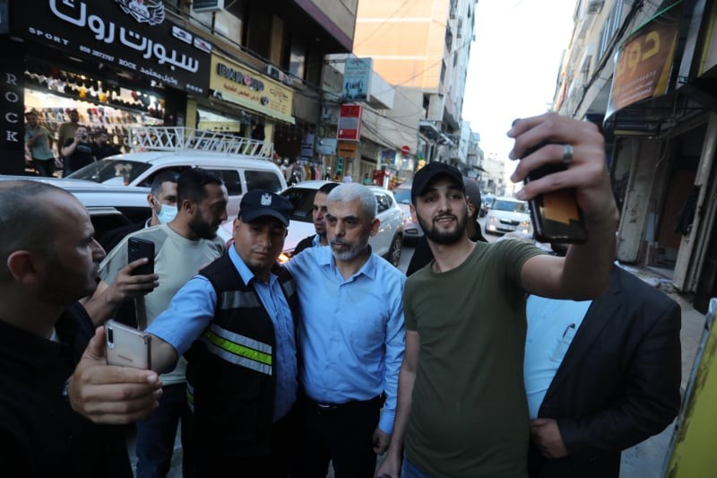 قائد حركة حماس يتجول في شوارع غزة متحدياً الاحتلال الاسرائيلي+(صور)